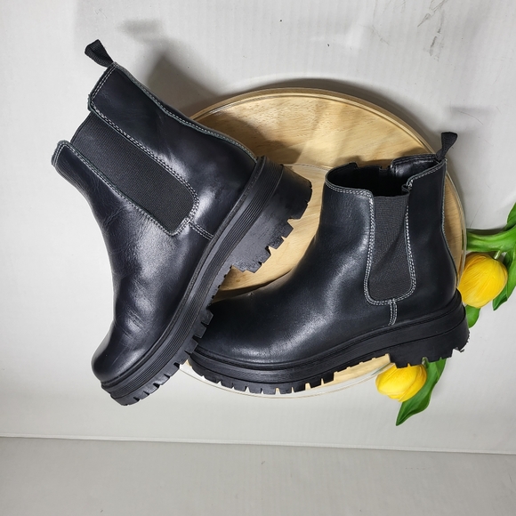 Marc Fisher Pietro Lug Sole Chelsea Boots in Black - Picture 14 of 17